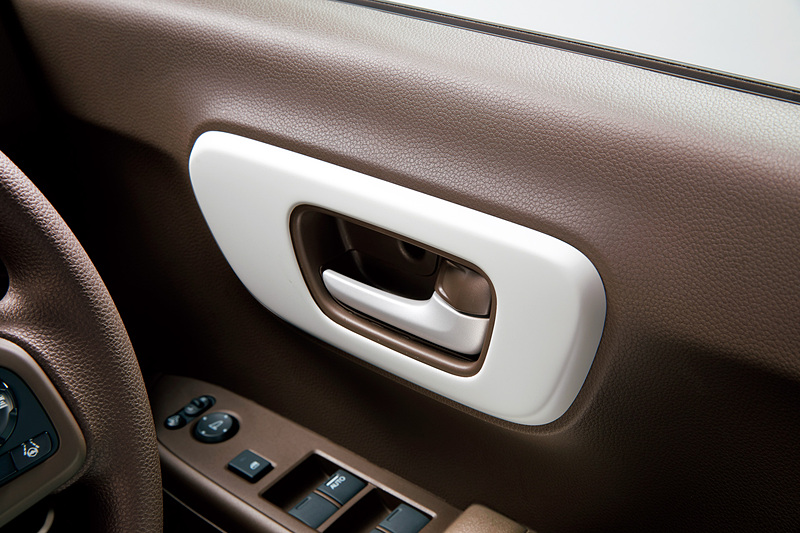 ドアライニングパネルに貼り付けて装着するマットアイボリー色の「インテリアパネル」（1万7280円/フロントドア・リアドア左右セット）