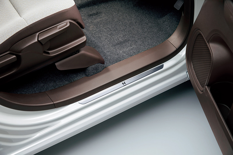 樹脂製の「サイドガーニッシュカバー」（4320円/4枚セット）