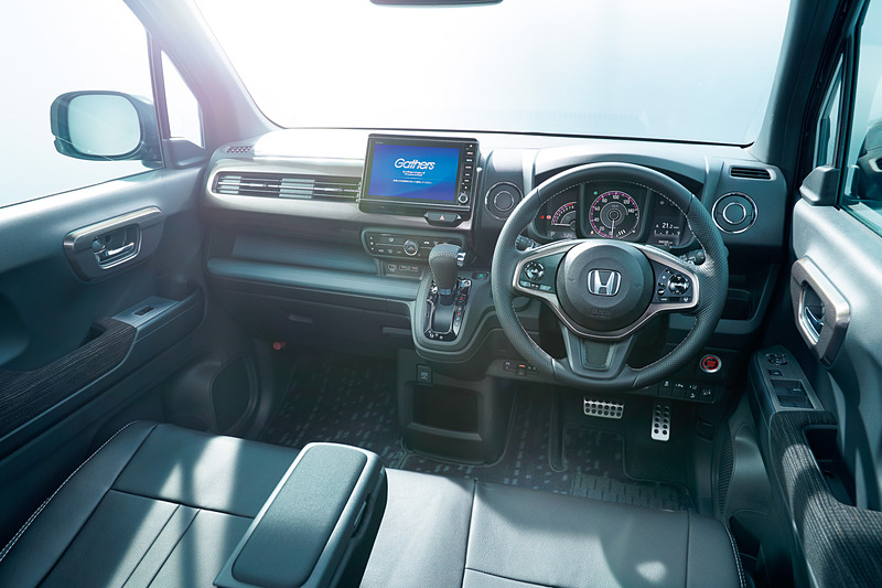 純正アクセサリーを装着したN-WGN カスタムのインテリアイメージ