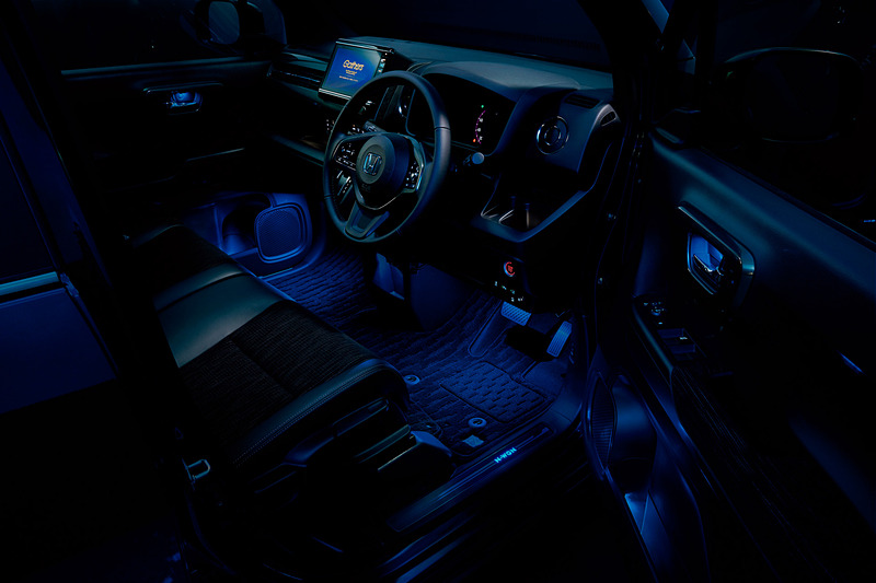 LEDブルーイルミネーションで車内を演出する「インナードアハンドル＆ポケットイルミネーション（1万4040円）、「ハットライト＆センターコンソールイルミネーション」（1万5120円）などを用意