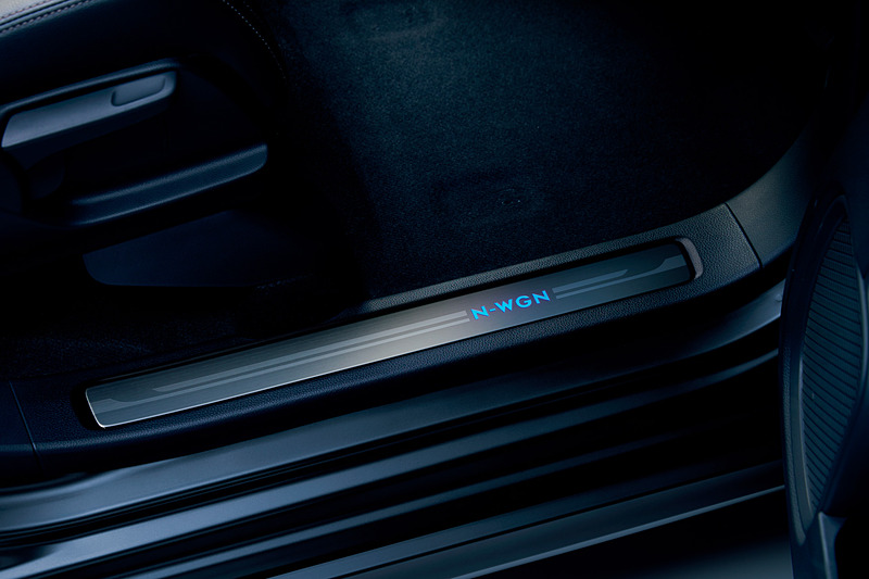 LEDブルーイルミネーションでN-WGNのロゴが発光する「サイドステップガーニッシュ」（2万1600円）