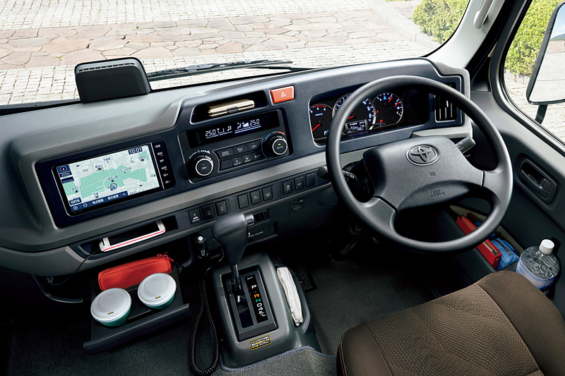 EX（ロングボディ・冷蔵庫付き28人乗り・6速AT）の室内