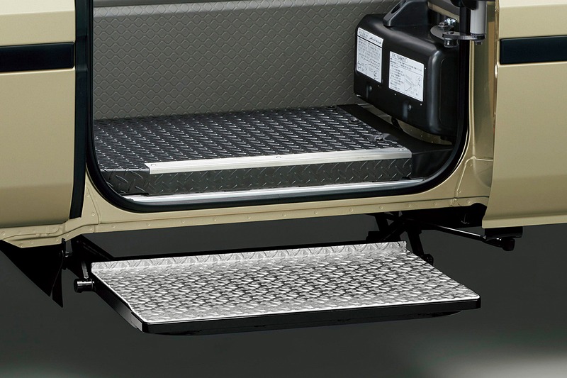 センタードアステップ（電動格納式補助ステップ）