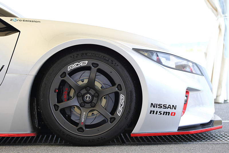 エクステリアでは脱着可能なフロント・リアセクションをはじめ、LEDヘッドライト＆テールランプ、調整可能なリアウィングを搭載。RC_02ではシャシーの両端に2つの電動モーターをレイアウトするとともに、新開発の4輪駆動システムを搭載。各120kWのモーターを2基搭載することで最高出力は240kW、最大トルクは640Nmとなり、RC_01の100kW/280Nmから大幅にパワーアップ