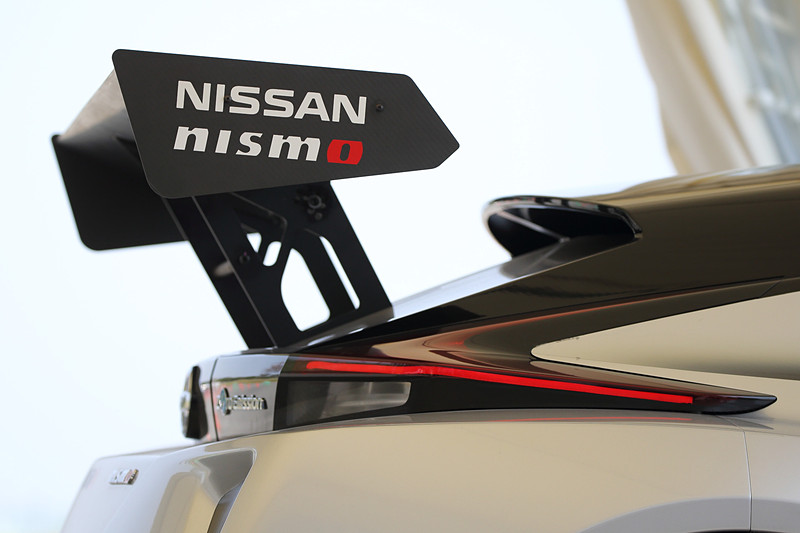 エクステリアでは脱着可能なフロント・リアセクションをはじめ、LEDヘッドライト＆テールランプ、調整可能なリアウィングを搭載。RC_02ではシャシーの両端に2つの電動モーターをレイアウトするとともに、新開発の4輪駆動システムを搭載。各120kWのモーターを2基搭載することで最高出力は240kW、最大トルクは640Nmとなり、RC_01の100kW/280Nmから大幅にパワーアップ