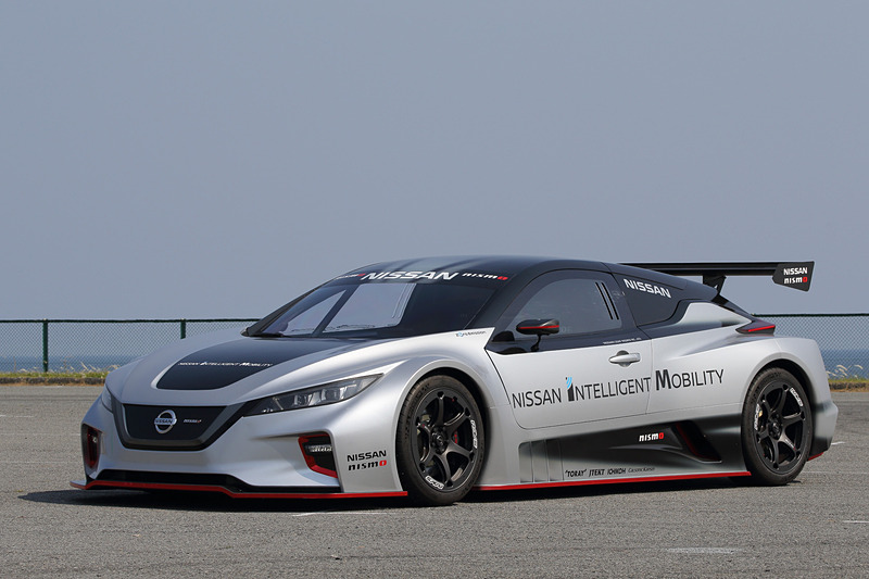 RC_02のボディサイズは4546×1942×1212mm（全長×全幅×全高）、ホイールベースは2750mm。RC_01から全長が100mm、ホイールベースが150mm長くなった