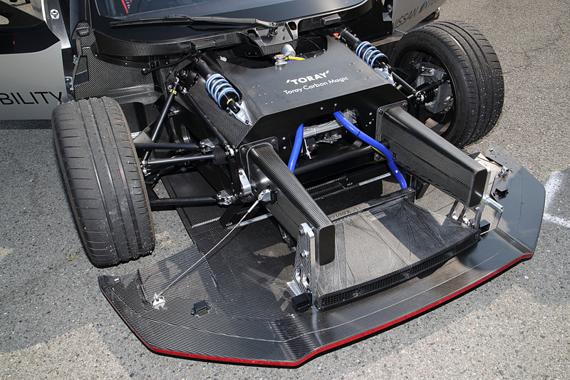 エクステリアでは脱着可能なフロント・リアセクションをはじめ、LEDヘッドライト＆テールランプ、調整可能なリアウィングを搭載。RC_02ではシャシーの両端に2つの電動モーターをレイアウトするとともに、新開発の4輪駆動システムを搭載。各120kWのモーターを2基搭載することで最高出力は240kW、最大トルクは640Nmとなり、RC_01の100kW/280Nmから大幅にパワーアップ