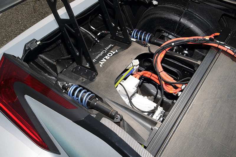 エクステリアでは脱着可能なフロント・リアセクションをはじめ、LEDヘッドライト＆テールランプ、調整可能なリアウィングを搭載。RC_02ではシャシーの両端に2つの電動モーターをレイアウトするとともに、新開発の4輪駆動システムを搭載。各120kWのモーターを2基搭載することで最高出力は240kW、最大トルクは640Nmとなり、RC_01の100kW/280Nmから大幅にパワーアップ