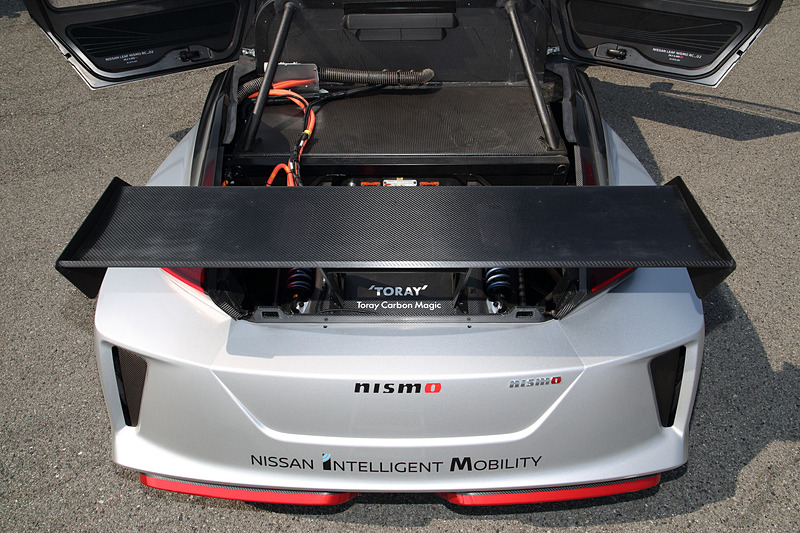 エクステリアでは脱着可能なフロント・リアセクションをはじめ、LEDヘッドライト＆テールランプ、調整可能なリアウィングを搭載。RC_02ではシャシーの両端に2つの電動モーターをレイアウトするとともに、新開発の4輪駆動システムを搭載。各120kWのモーターを2基搭載することで最高出力は240kW、最大トルクは640Nmとなり、RC_01の100kW/280Nmから大幅にパワーアップ