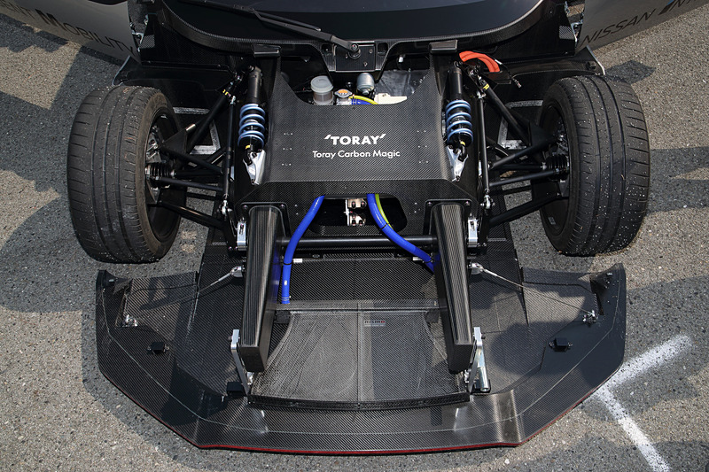 エクステリアでは脱着可能なフロント・リアセクションをはじめ、LEDヘッドライト＆テールランプ、調整可能なリアウィングを搭載。RC_02ではシャシーの両端に2つの電動モーターをレイアウトするとともに、新開発の4輪駆動システムを搭載。各120kWのモーターを2基搭載することで最高出力は240kW、最大トルクは640Nmとなり、RC_01の100kW/280Nmから大幅にパワーアップ