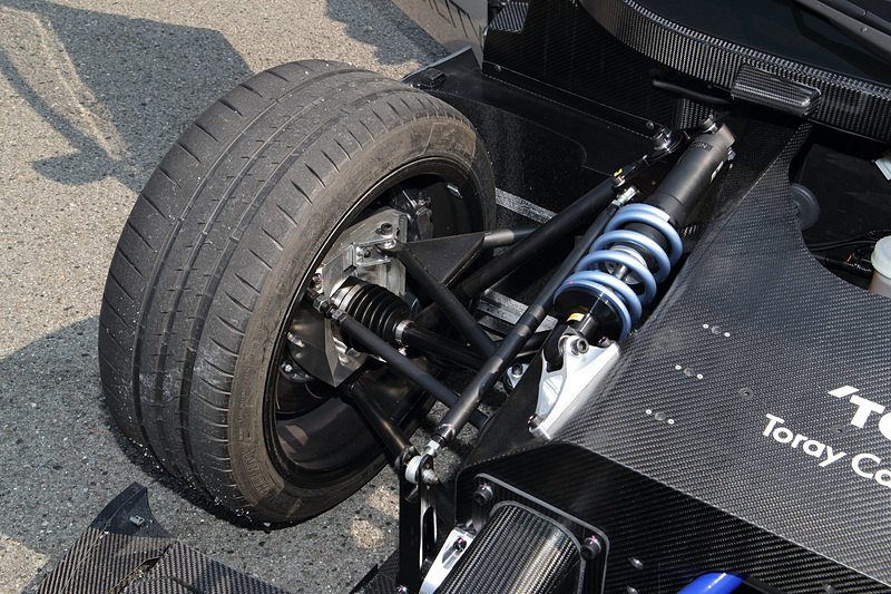 エクステリアでは脱着可能なフロント・リアセクションをはじめ、LEDヘッドライト＆テールランプ、調整可能なリアウィングを搭載。RC_02ではシャシーの両端に2つの電動モーターをレイアウトするとともに、新開発の4輪駆動システムを搭載。各120kWのモーターを2基搭載することで最高出力は240kW、最大トルクは640Nmとなり、RC_01の100kW/280Nmから大幅にパワーアップ