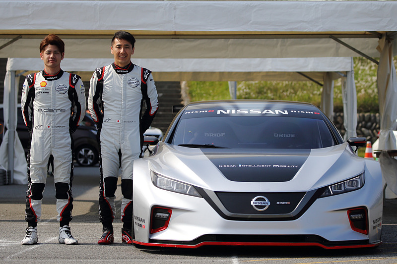 リーフ NISMO RCの試乗会には開発ドライバーを務める松田次生選手（右）、フォーミュラE 日産e.damsチームでリザーブドライバー兼テストドライバーを務める高星明誠選手（左）も来場