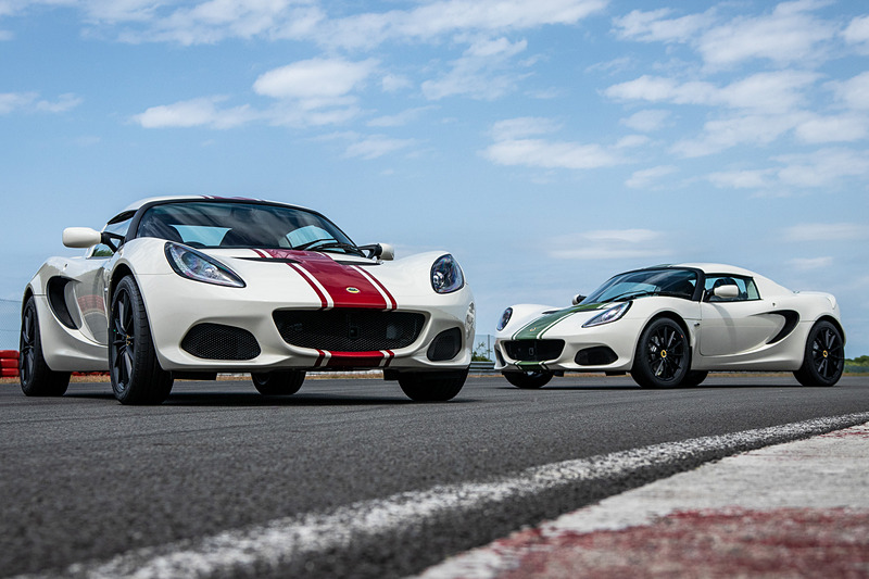 最高出力220PS、最大トルク250Nmを発生する直列4気筒DOHC 1.8リッタースーパーチャージャーエンジンを搭載する「スポーツ 220 II」が限定車のベース