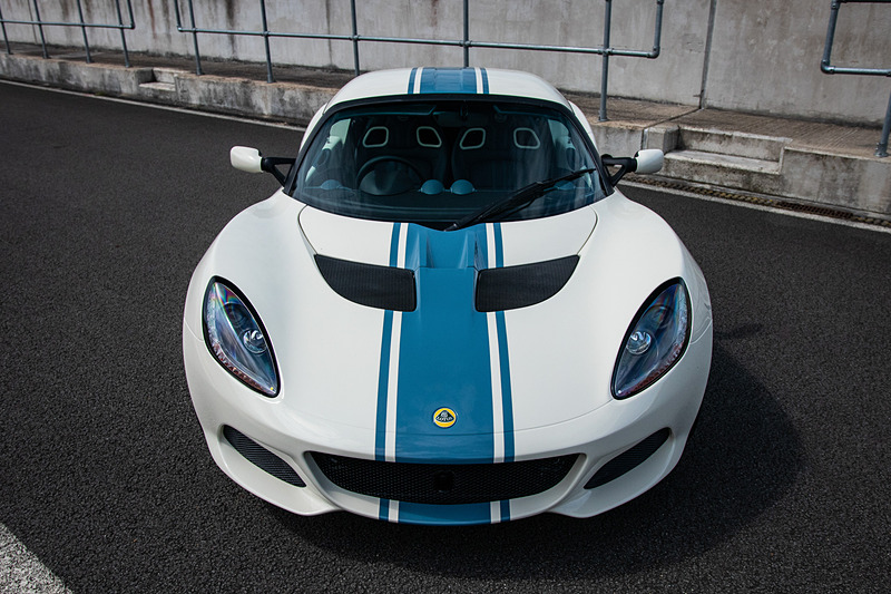 ストライプペイントは「ヘリテージレッド」（左）、「ヘリテージグリーン」（中央）、「ヘリテージブルー」（右）の3種類