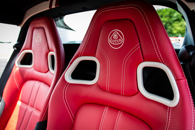 インテリアレザーも「ベノムレッド」（左）、「アロエグリーン」（中央）、「ノットブルー」（右）の3色でコーディネート