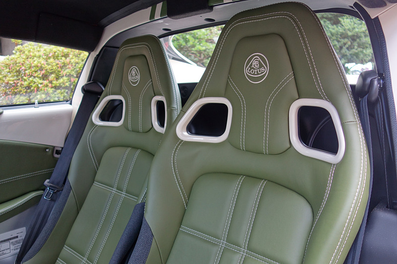 インテリアレザーも「ベノムレッド」（左）、「アロエグリーン」（中央）、「ノットブルー」（右）の3色でコーディネート