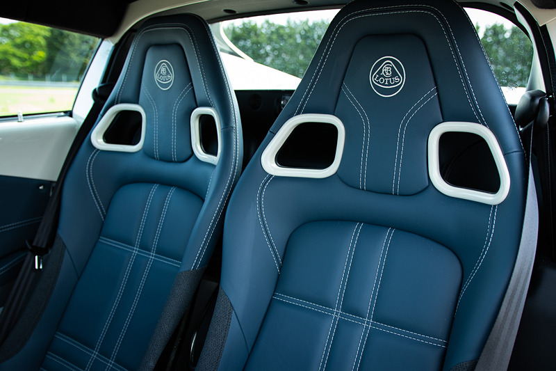 インテリアレザーも「ベノムレッド」（左）、「アロエグリーン」（中央）、「ノットブルー」（右）の3色でコーディネート