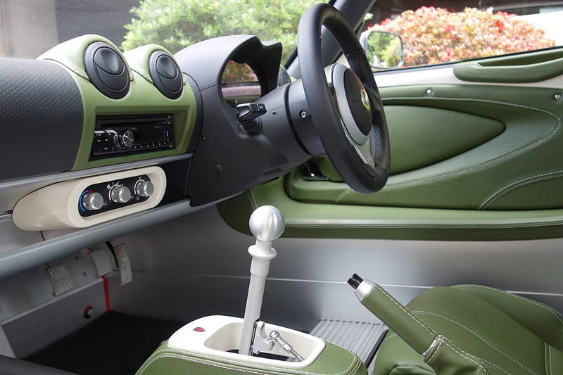 フロアマットやクラリオン製オーディオなども特別装備