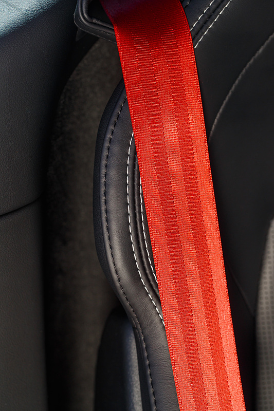 CHEQUERED FLAGバッヂやロゴのほか、レッドブレーキキャリパー、レッド・シートベルトなどを特別装備