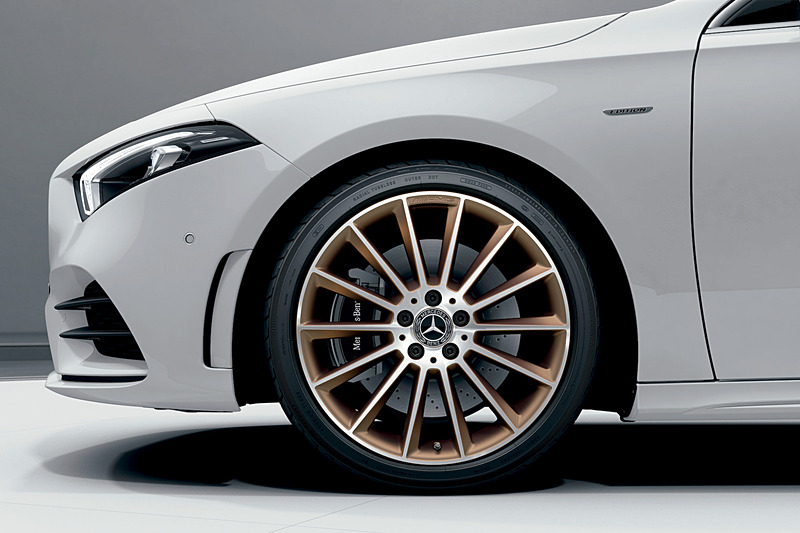 専用装備が与えられるA 250 4MATIC セダン Edition 1