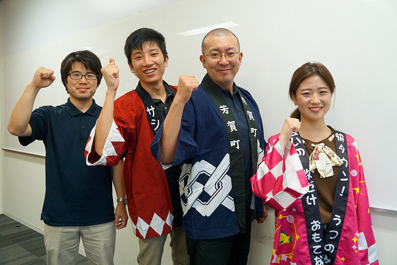 MotoGP 日本グランプリを盛り上げるため編集部にやってきた、茂木町、市貝町、芳賀町、宇都宮市の自治体担当者。左から、茂木町の丹野明智氏、市貝町の柳田桂佑氏、芳賀町の佐藤貞仁氏、宇都宮市の永元万貴氏