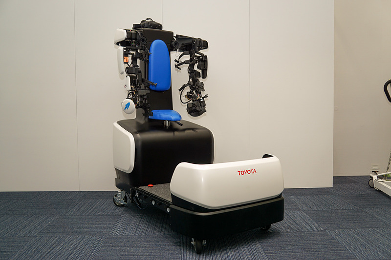 取材日は「T-HR3」のいる世界を専用装置で体感するデモンストレーションが行なわれた。将来的に、「T-HR3」のいる世界を東京2020大会マスコットロボット「ミライトワ」「ソメイティ」を通じて体感できることを想定している