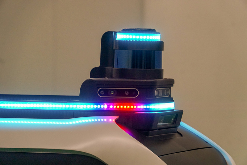 LiDARを搭載して人間の位置を認識。赤いLEDで人の位置を表示する