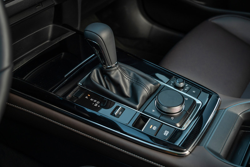 コクピットはドライバーを中心とした左右対称のレイアウトとするとともに、3連メーターの左右メーターやセンターディスプレイをドライバーの方へ向けて角度を持たせることで、クルマとの一体感と対話のしやすさを強めた