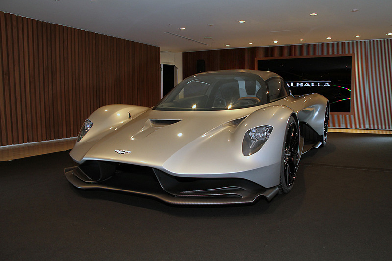 ヴァルハラはV型6気筒ガソリンターボエンジンとバッテリー駆動式のハイブリッドシステムを搭載。エンジンの目標出力は1000bhpで、8速デュアルクラッチ・トランスミッションを組み合わせる