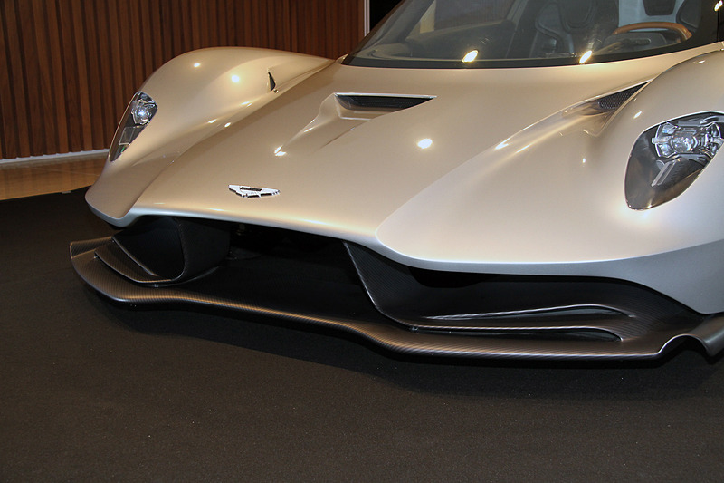 ヴァルハラはV型6気筒ガソリンターボエンジンとバッテリー駆動式のハイブリッドシステムを搭載。エンジンの目標出力は1000bhpで、8速デュアルクラッチ・トランスミッションを組み合わせる