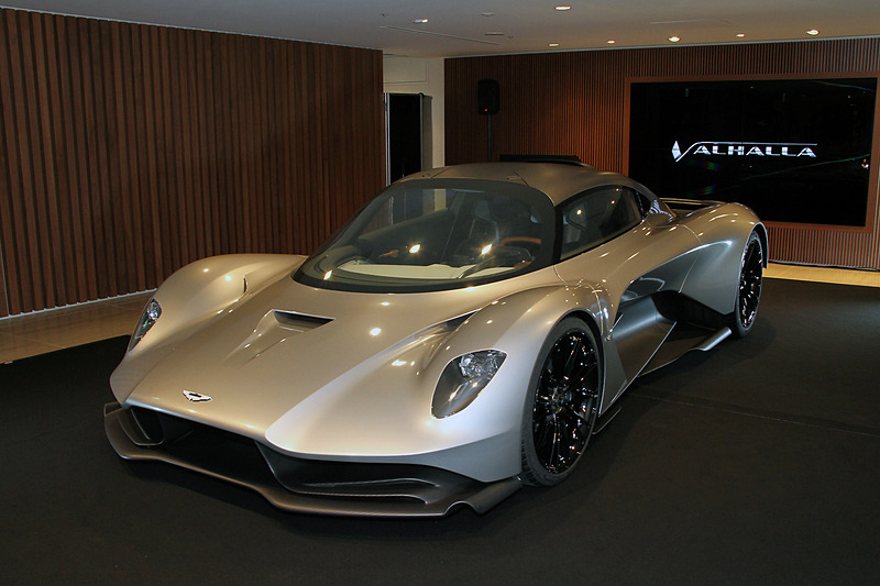 新型ミッドエンジン・ハイパーカー「Valhalla（ヴァルハラ）」を報道陣に公開