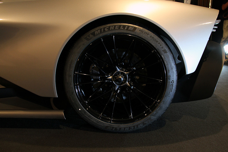 ヴァルハラはV型6気筒ガソリンターボエンジンとバッテリー駆動式のハイブリッドシステムを搭載。エンジンの目標出力は1000bhpで、8速デュアルクラッチ・トランスミッションを組み合わせる