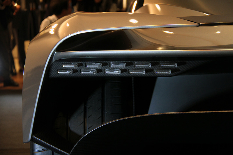 ヴァルハラはV型6気筒ガソリンターボエンジンとバッテリー駆動式のハイブリッドシステムを搭載。エンジンの目標出力は1000bhpで、8速デュアルクラッチ・トランスミッションを組み合わせる