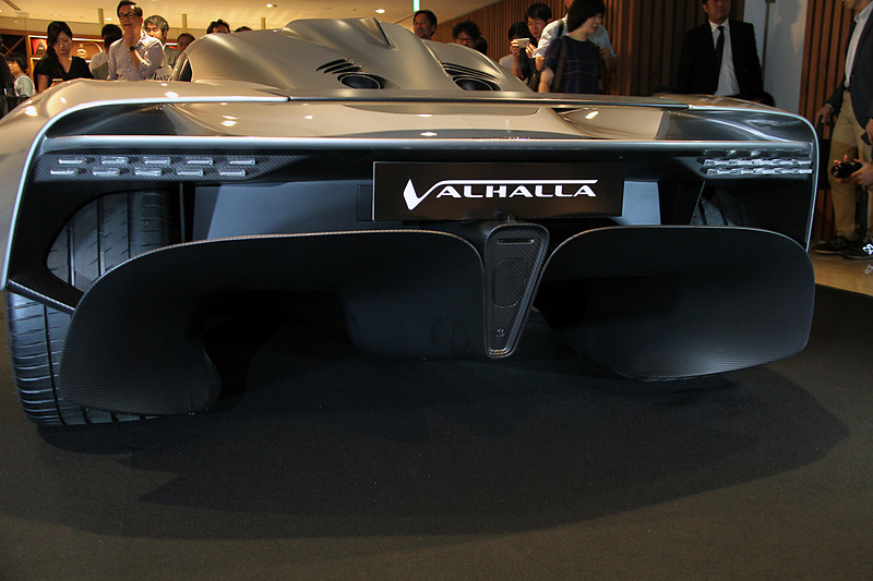 ヴァルハラはV型6気筒ガソリンターボエンジンとバッテリー駆動式のハイブリッドシステムを搭載。エンジンの目標出力は1000bhpで、8速デュアルクラッチ・トランスミッションを組み合わせる