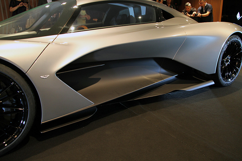 ヴァルハラはV型6気筒ガソリンターボエンジンとバッテリー駆動式のハイブリッドシステムを搭載。エンジンの目標出力は1000bhpで、8速デュアルクラッチ・トランスミッションを組み合わせる