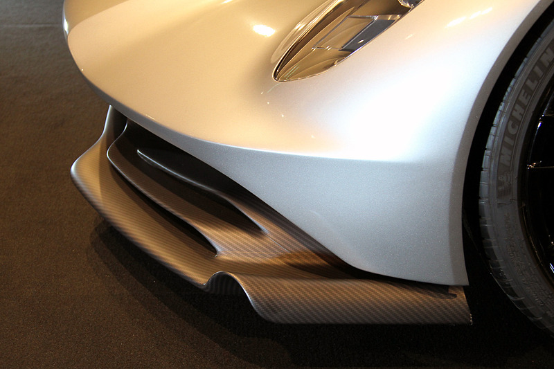 ヴァルハラはV型6気筒ガソリンターボエンジンとバッテリー駆動式のハイブリッドシステムを搭載。エンジンの目標出力は1000bhpで、8速デュアルクラッチ・トランスミッションを組み合わせる