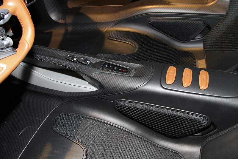 インテリアでは視覚的な複雑さを排除して、運転に集中できる空間を創出。インフォテイメントシステムは最高の効率、機能性、シンプルさと柔軟性を実現するためスマートフォンを使うという