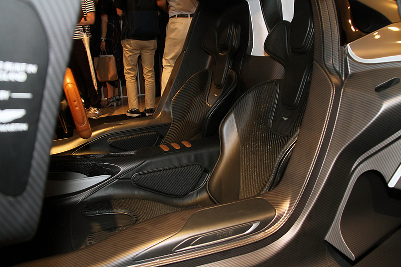 ヴァルハラのシート。座面はフロアと一体化しているようにも見えるもので、かなり薄いものとなっている