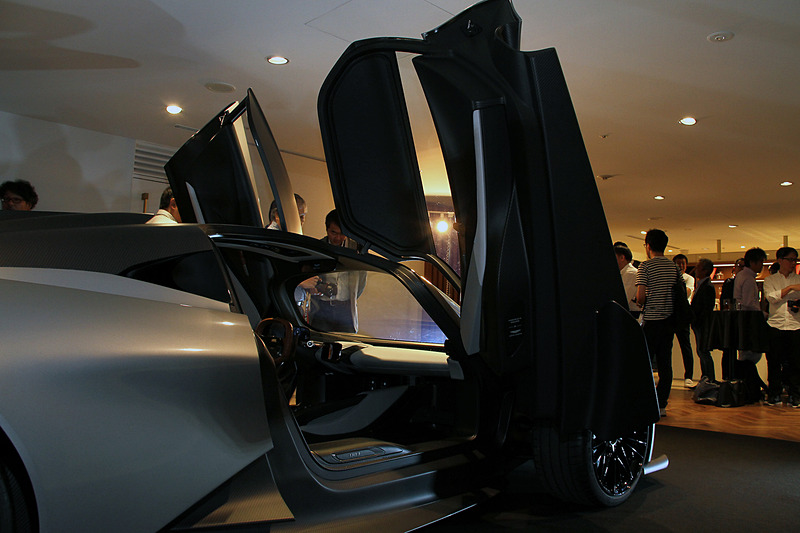 利便性と快適性を向上させるべく、ヴァルハラでは前方へ開くLMP1スタイルのドアを備える