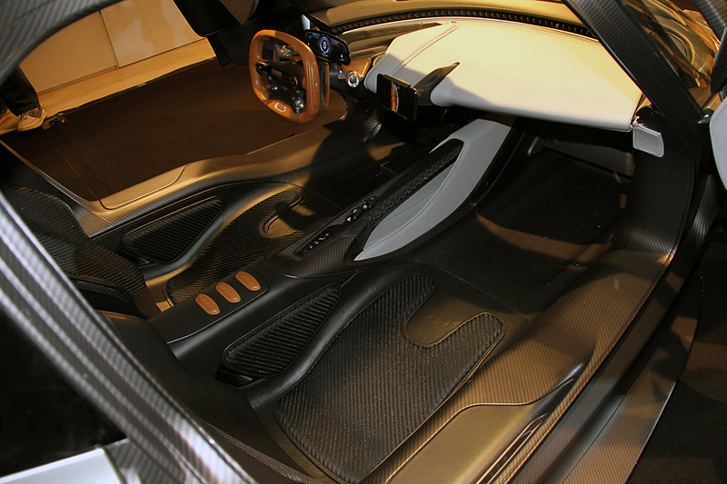 インテリアでは視覚的な複雑さを排除して、運転に集中できる空間を創出。インフォテイメントシステムは最高の効率、機能性、シンプルさと柔軟性を実現するためスマートフォンを使うという