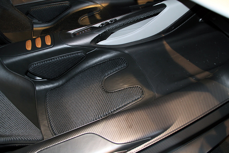 ヴァルハラのシート。座面はフロアと一体化しているようにも見えるもので、かなり薄いものとなっている