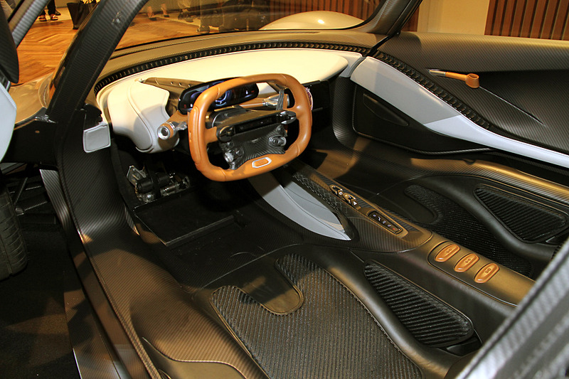 インテリアでは視覚的な複雑さを排除して、運転に集中できる空間を創出。インフォテイメントシステムは最高の効率、機能性、シンプルさと柔軟性を実現するためスマートフォンを使うという