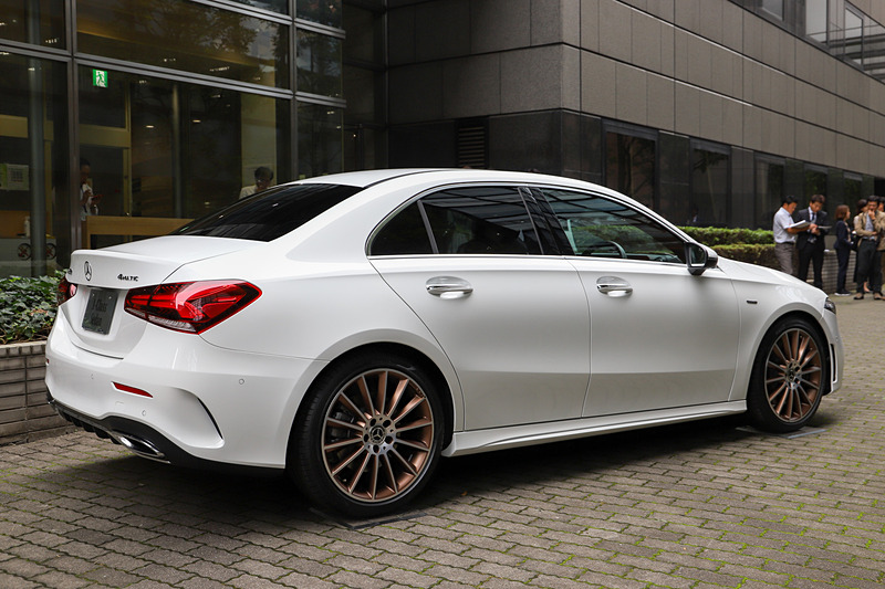 Aクラス セダンはメルセデス・ベンツ初となる前輪駆動アーキテクチャーベースのコンパクトセダンモデル。撮影車のA 250 4MATIC セダン Edition 1のボディサイズは4556×1796×1425mm（全長×全幅×全高）、ホイールベースは2729mm。コッパーカラー（ブロンズ色）のアクセントが用いられている