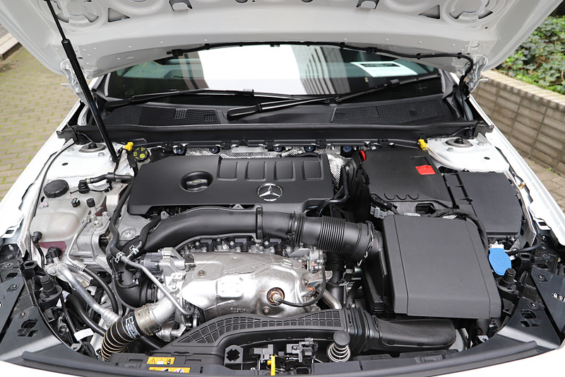 「A 250 4MATIC セダン」とA 250 4MATIC セダン Edition 1に搭載される日本初導入の直列4気筒DOHC 2.0リッター直噴ターボ「M260」型エンジン。最高出力165kW(224PS)/5500rpm、最大トルク350Nm(35.7kgfm)/1800-4000rpmを発生する。エンジンラインアップはこのほかに「A 180 セダン」「A 180 Style セダン」に搭載される最高出力100kW(136PS)/5500rpm、最大トルク200Nm(20.4kgfm)/1460-4000rpmを発生する直列4気筒DOHC 1.4リッター直噴ターボ「M282」型エンジンを用意。トランスミッションはエンジン種類にかかわらず7速DCT(7G-DCT)の組み合わせ