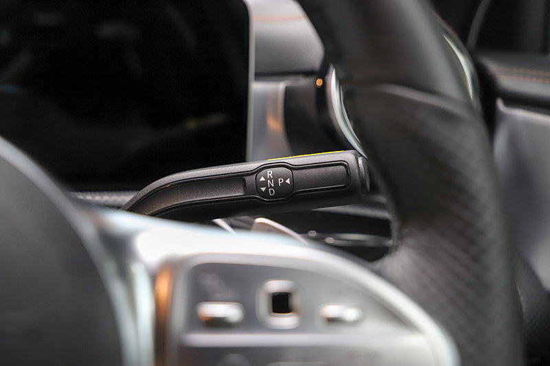 シフトレバーはステアリング右奥