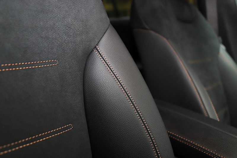 A 180 Style セダン Edition 1はシートステッチにもコッパー色が用いられる