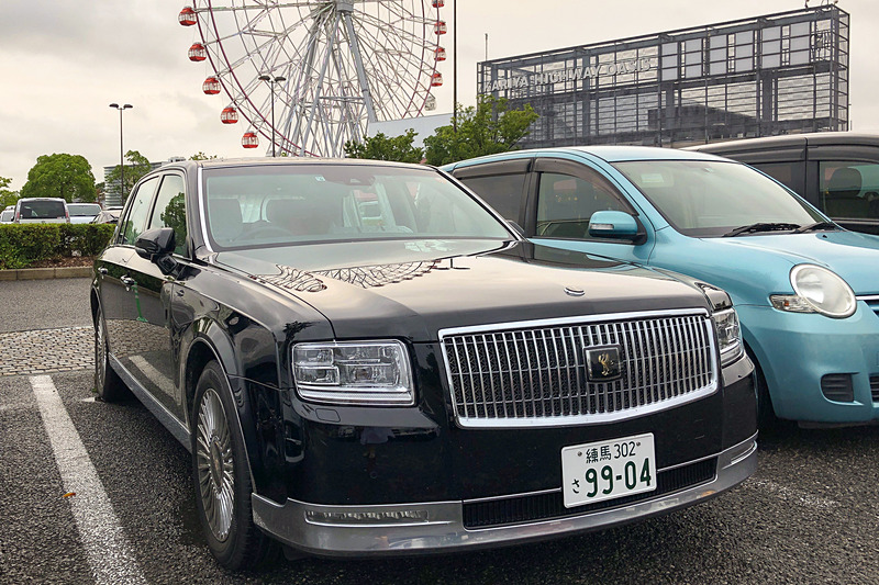 伊勢湾岸自動車道の刈谷ハイウェイオアシスにて、観覧車をバックに新型センチュリーをパチリ。全長5.3m超え、全幅1.9m超えのわりには駐車がしやすいのですが、乗り降りには気を使います。やはり白手袋をした運転手がドアを押さえていた方がいいですね（笑）