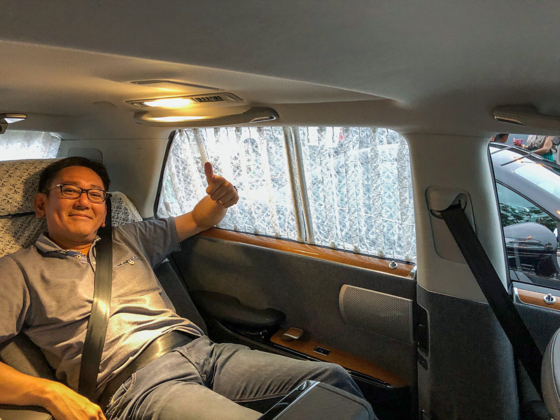 私が運転席に収まったころ、後席では左右をチェンジした娘と夫が大はしゃぎ。助手席の後ろにオットマンが付いているので、まるで浜辺のビーチチェアーのように足を伸ばしてリラックスできます。100Vコンセントや手元を照らせるLEDライトもあるので、バリバリのビジネスマンが仕事をしながら移動するのもバッチリ