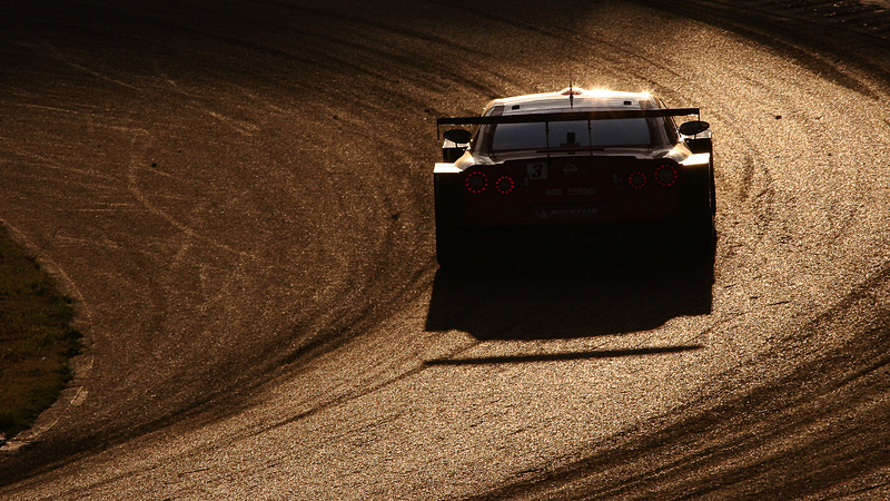 2009年の鈴鹿1000kmにてスプーンコーナーで撮影された写真。天気がよければ夕日の中を駆け抜けるマシンが見られる