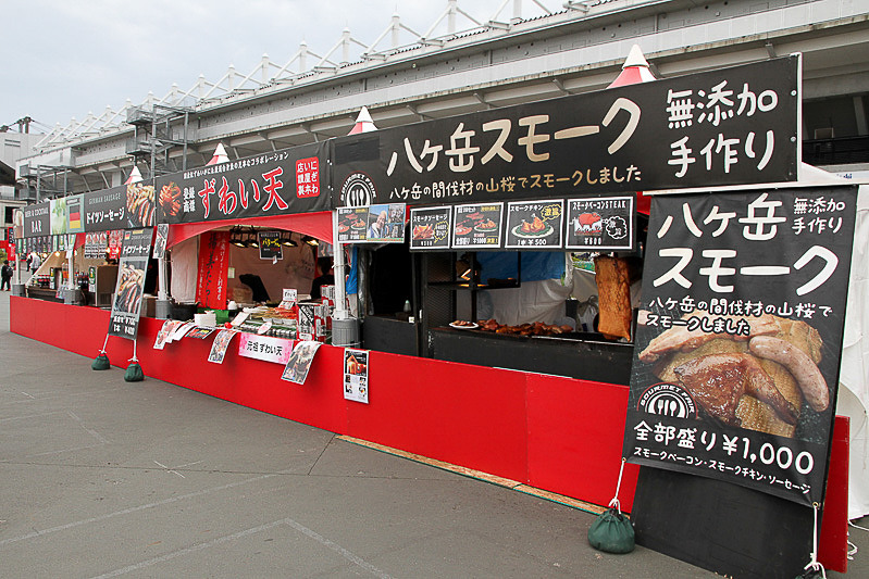 写真は別のレースの時のものだが、GPスクエアはもちろん、そのほかの場所にもバリエーション豊かなフードブースが出展する